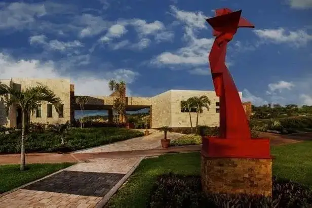 EXCELENTE LOTE (TERRENO) Y ACCIÓN EN VENTA CLUB DE GOLF CAMPECHE COUNTRY CLUB en Campeche — Propiedad de lujo | Monarca Brokers