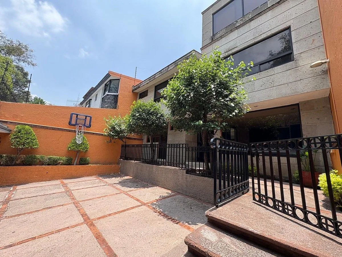 Exclusiva propiedad con amplios espacios y excelente distribución. en Parques de la Herradura, Huixquilucan, Estado de México — Propiedad de lujo | Monarca Brokers